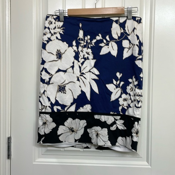 White House Black Market Dresses & Skirts - White House Black Market Size 6 Floral Pencil Skirt
